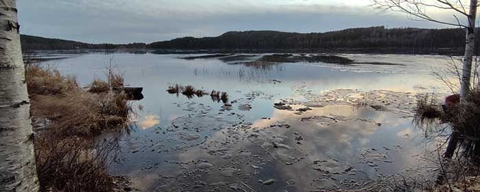 Het meer is deels bevroren