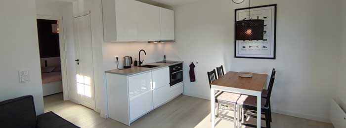 De keuken en eettafel