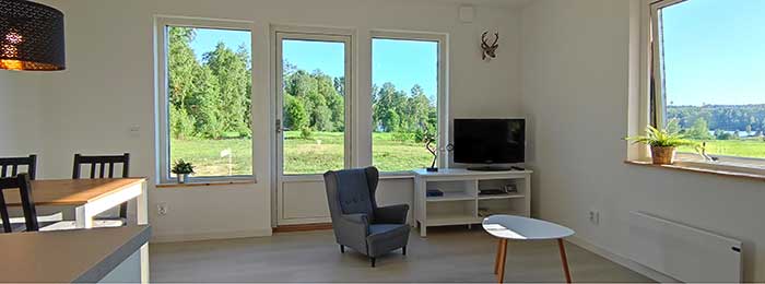 De woonkamer met open keuken