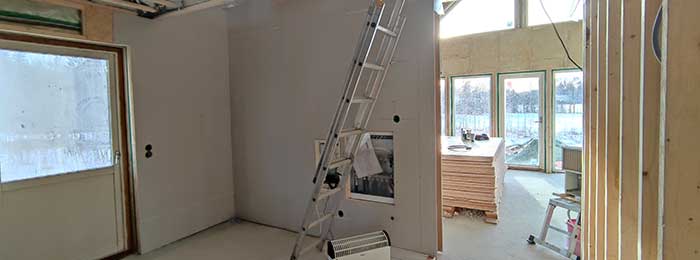 De muur waar de trap komt heeft al gipsplaten